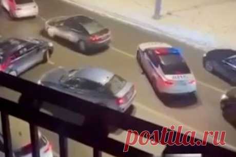 Полицейский в Петербурге вежливо попросил уступить дорогу и попал на видео. В Петербурге сняли на видео автомобиль Госавтоинспекции с сотрудником, который вежливо просил участников дорожного движения уступить ему путь. На ролике видно автомобиль со включенным проблесковым маячком. Полицейский через громкоговоритель благодарит уступивших дорогу водителей.
