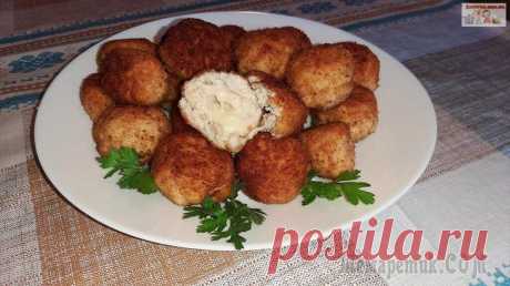 Куриные шарики с сыром Моцарелла Вкусные и очень нежные куриные шарики с Моцареллой – отличная закуска для любого стола! Вкусны как в горячем, так и в холодном виде, всегда нравятся гостям.Ингредиенты:куриное филе – 500 г.;лук репчат...