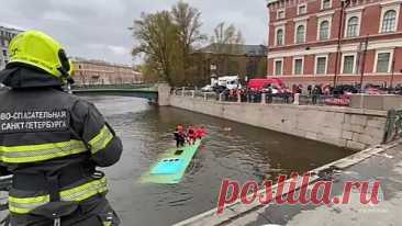 Упавший в реку в Петербурге автобус был исправен, заявили в компании