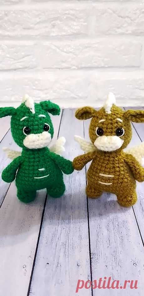 PDF Дракончик Дино крючком. FREE crochet pattern; Аmigurumi toy patterns. Амигуруми схемы и описания на русском. Вязаные игрушки и поделки своими руками #amimore - дракон, маленький дракончик из обычной пряжи, динозавр, динозаврик.