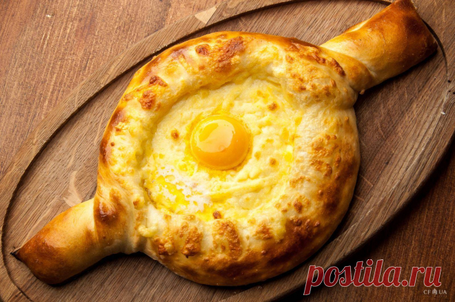 Хачапури по — имеретински
Грузинская кухня – одна из самых древних кухонь мира. Знаменитейшее домашнее грузинское блюдо – это хачапури. Хачапури – это не что иное, как лепешка с сыром. Большой популярностью пользуются хачапури по — имеретински