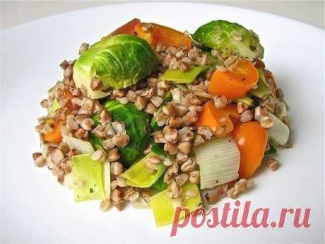 5 вкуснейших некалорийных рецептов с одной из самых полезных круп.
Такую гречку вы еще не ели: 

1. Гречка с помидорами: просто и питательно
67 ккал на 100 грамм

Ингредиенты:
● Гречневая крупа 100 г 
● Морковь 1 шт. 
● Лук репчатый 1 шт. 
● Помидоры в собственном соку или свежие 3-4 шт. 
● Чеснок (по желанию) 1 зубчик
● Соль по вкусу 

Приготовление:
Готовить гречку лучше всего в посуде с толстым дном, мы взяли казан, обычная сковорода тоже подойдет.
Лук и морковь очистит...