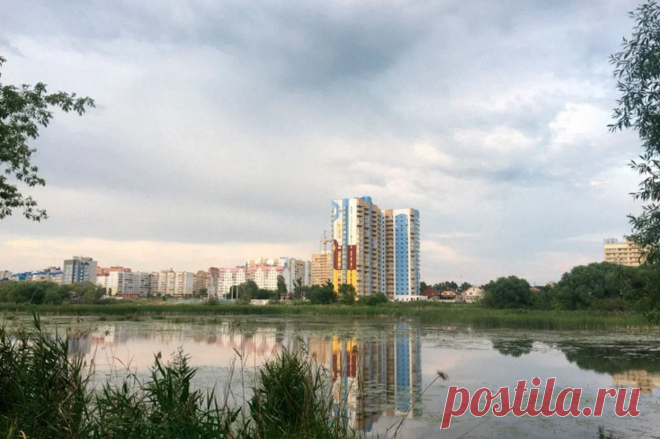 👪 + 🚍 = ⛱ ЧТО ЗА ГОРОД УЛЬЯНОВСК - ПОЧЕМУ ОБЯЗАТЕЛЬНО НУЖНО ПОСЕТИТЬ 💛💚💙 3 ВЫПУСК

За последние 10 лет в Ульяновске построили много новых домов. На сайте «Циан» предлагают выбрать квартиру в 112 жилых комплексах.

Многие новостройки находятся на окраинах: там чистое поле, которое можно застроить хоть до горизонта. Строят не только дома, но и школы с детскими садами. В микрорайоне Юго-Западный за последние годы возвели 72 дома, 2 детских сада, школу и парк.