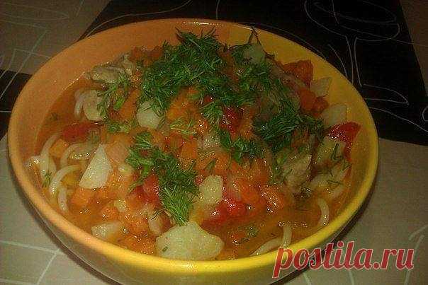 ЛАГМАН В МУЛЬТИВАРКЕ!

делаю в мультиварке не один раз,всегда вкусно)

ИНГРЕДИЕНТЫ:

0,5 кг говядины или свинины
2 луковицы
2 морковки
перец красный болгарский
пару зубчиков чеснока
2 картофелины (большие,или 3-4 некрупных)
соль, перец, другие специи по вкусу (паприка, лавровый лист)
зелень

отдельно - пачка спагетти (400-500 гр) или лапши

ПРИГОТОВЛЕНИЕ:

Нарезаем мясо маленькими кусочками.
Лук репчатый нашинковать.
Морковь и картофель нарезаем кубиками.
Чеснок мелко пору...