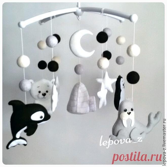 Черный мобиль. Черно белые игрушки для мобиля. Черно белые мобили для новорожденных. Черно белые мобили для новорожденных. Мобиль монтессори.