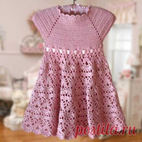 Pink Lace Dress Crochet Pattern , Flower Girl Dress , Pink Toddler Dress , Summer Dress Pink lace dress ( size 4 - 5 years old, but will also fit a 3 year old because of the adjustable ribbon ) . Perfect as a flower girl dress, photo props , birthday party dress and Christmas dress. To make this a princess outfit see also the princess Crown here