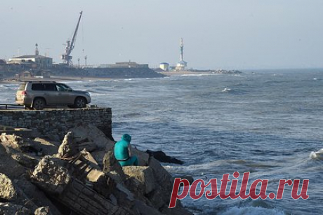Каспийское море расчистят от сточных вод. Власти Махачкалы займутся расчисткой Каспия от сточных вод. Соответствующее предписание администрации города вынес Роспотребнадзор после многочисленных жалоб местных жителей в соцсетях. Мэрию Махачкалы обязали до конца марта устранить канализационную трубу и последствия сброса нечистот в Каспийское море.