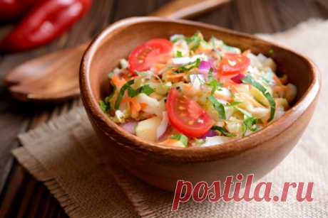 Салат из капусты с яблоками, морковью и помидором