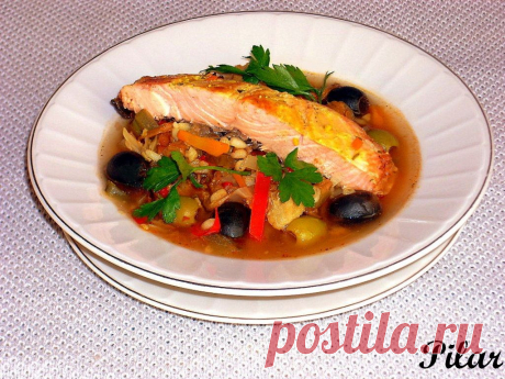 Рыбная солянка с перловкой, грибами и жареным лососем.