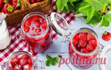 Клубничное варенье без варки ягод! Лучший рецепт! Варите ли Вы по такому способу клубничное варенье? Клубничное варенье без варки ягод получается настолько ароматным!  Познакомьтесь с рецептом, возможно многие так варенье не варят. Попробуйте в этом сезоне сварить хоть немножко по этому рецепту. Вам понравится, даже не сомневайтесь.  КЛУБНИЧНОЕ ВАРЕНЬЕ БЕЗ ВАРКИ ЯГОД:  ИНГРЕДИЕНТЫ:  — 2 кг клубники  — 1 кг сахара  — 0,5 стакана воды  ПРИГОТОВЛЕНИЕ:  Для клубничного варенья
