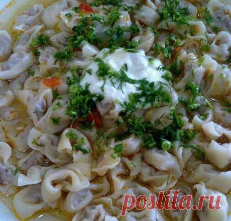 &quot;Тушбера&quot; 
Узбекиские пельмени !
Безумно вкусное блюдо!️
И так тесто :
Вода -500 мл
Мука -1 кг 
Яйцо-1 шт
Растительное масло -1 ст ложка
Начинка :
Говяжий фарш 300 грамм 
Лук репчатый - 1шт пропускаем через мясорубку соль ,чёрный перец  по вкусу 
Для за жарки :
Лук репчатый -1 шт 
Картошка-1 штук 
Морковь -1 шт 
Болгарский перец -1 шт
Томатная паста-2 ст ложки
Чеснок -2 зубчика