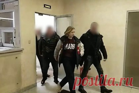 СКР показал новое видео с подозреваемой в убийстве военкора Владлена Татарского. Россиянка Дарья Трепова, подозреваемая в убийстве военкора Владлена Татарского, после взрыва попала на видео. На кадрах Трепова с вещевой сумкой на колесиках в сопровождении мужчины в темной куртке заходит в подъезд жилого дома. Судя по прическе подозреваемой (волосы обрезаны), события происходят уже после теракта.