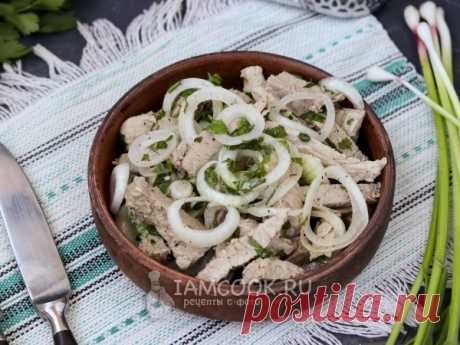 Вкусный салат-закуска из отварной свинины в маринаде, который может разнообразить праздничное меню.