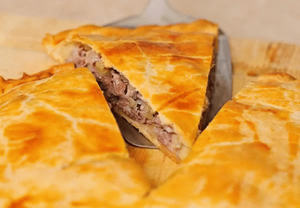 Вкусный и необычный пирог без названия!
Ингредиенты:
капуста свежая- половинка маленького кочанчика
350 - 400 грамм фарша говяжьего ( можно и куринного ) какой нравится
соль приправы по вкусу
зелень свежая
1 стакан кефира
1 стакан майонеза
3 яйца
1 чайная ложка соды или пакетик разрыхлителя
8 столовых ложек муки (с горкой)
масло для смазки формы растительное
половинка белка взбитого для смазки пирога готового ( можно и не делать и так вкусно и красиво )
Приготовление:
1.Мелко нарезаем капусту