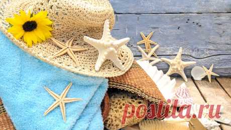 Скачать обои шляпа, аксессуары, beach, seashells, пляж, ракушки, песок, sand, starfishes, wood, звезды, раздел природа в разрешении 1366x768