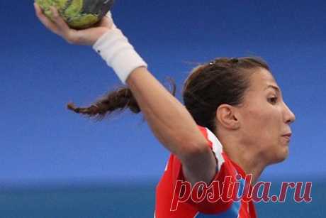 Названы версии гибели российской гандболистки-чемпионки. Источник в правоохранительных органах Астрахани назвал две версии гибели российской гандболистки «Астраханочки» Виктории Дивак. Следствие рассматривает две версии случившегося — несчастный случай и самоубийство. Отмечается, что криминальная версия случившегося не обсуждается.