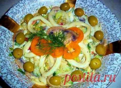 Салат «Праздничный» с кальмарами, грибами и креветками, рецепт с фото — Вкусо.ру