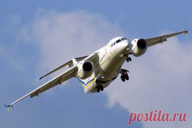Самолет Ан-158 — представляет собой удлиненный на 1700 миллиметров вариант ближнемагистрального пассажирского самолёта Ан-148. Самолет Антонов-158 рассчитан для перевозки 99 пассажиров в туристической модификации или 86 (12 плюс 74) в двухклассной модификации на дальность до 2500 километров.
Стартовым заказчиком самолета стала украинская авиакомпания "Аэросвит", пописавшая соглашение на поставку пяти самолетов Ан-158 и пяти Ан-148.