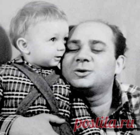 ПИСЬМО К СЫНУ: Евгений Леонов, 1974 год «Андрюша, ты люби меня, как я люблю тебя. Ты знаешь, это какое богатство – любовь. Правда, некоторые считают, что моя любовь какая-то не такая и от нее, мол, один вред. А может, на самом деле моя любовь помешала тебе быть примерным школьником? Ведь я ни разу так и не выпорол тебя за все девять школьных лет. Помнишь, ты строил рожи у доски, класс хохотал, а учительница потом долго мне выговаривала. Вид у меня был трижды виноватого, точно я стою в углу, а…