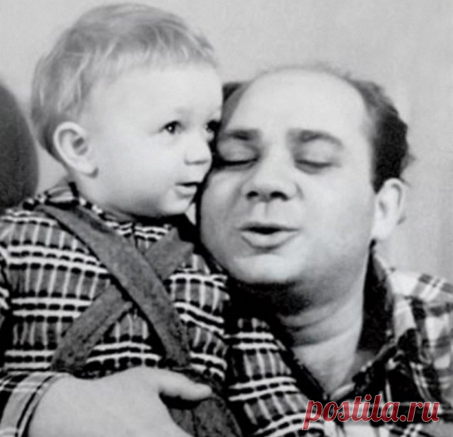 ПИСЬМО К СЫНУ: Евгений Леонов, 1974 год «Андрюша, ты люби меня, как я люблю тебя. Ты знаешь, это какое богатство – любовь. Правда, некоторые считают, что моя любовь какая-то не такая и от нее, мол, один вред. А может, на самом деле моя любовь помешала тебе быть примерным школьником? Ведь я ни разу так и не выпорол тебя за все девять школьных лет. Помнишь, ты строил рожи у доски, класс хохотал, а учительница потом долго мне выговаривала. Вид у меня был трижды виноватого, точно я стою в углу, а…