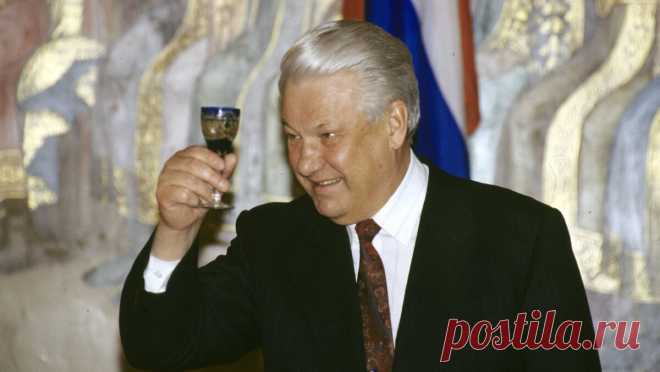 Почему Борис Ельцин предпочитал именно водку? Рассказываю, причем тут доктора и академики.
Борис Николаевич Ельцин был любителем выпить. Это теперь уже общеизвестный факт. В годы президентства он почти всегда отдавал предпочтение именно водке. По воспоминаниям начальника его охраны Коржакова, дело могло доходить до 6 бутылок. Однако водку Борис Николаевич предпочитал не всегда. К этому напитку он...
Читай дальше на сайте. Жми подробнее ➡