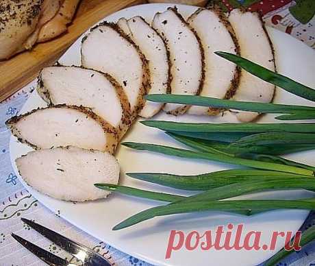 Вкуснейшая Куриная Пастрома 
Это блюдо можно приготовить вместо колбасы на бутерброды. Приготовленное по этому рецепту куриное филе получается очень сочным с насыщенным ароматом французских трав.
 Весь секрет в предварительном замачивании мяса. А само приготовление длится всего 15 минут. Честно-честно. Хотя, на все про все и уходят почти 15 часов. 

Так что, если готовите пастрому на праздничный ужин, то начинать надо с вечера накануне. 
Для рецепта пастромы из куриного фи...