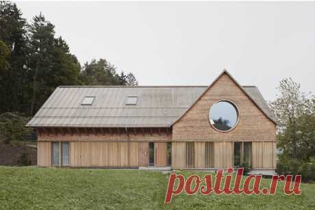 House with three eyes | Architekten Innauer Matt The Summer&rsquo;s family home is located on the edge of a forest on a small plateau above Weiler, outside the village centre at the end of a steep...