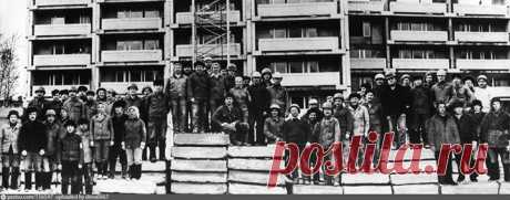 На фото передовая бригада Злобина. Николай Анатольевич Злобин - советский строитель, дважды Герой Социалистического труда, Заслуженный строитель СССР. Именно он впервые применил метод бригадного подряда в жилищном строительстве. Злобин и его бригада - герои хрущевок. Типовые здания строились в условиях невероятной спешки. Коробчатые конструкции из керамзитного бетона собирались со скоростью этаж за неделю. Передовая бригада Злобина за неделю собирала дом. За заслуги перед Советским Союзом, на…