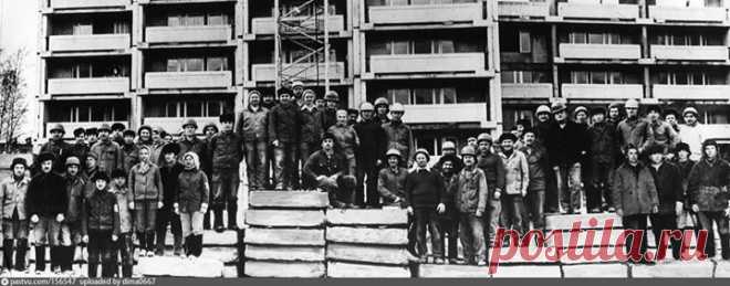 На фото передовая бригада Злобина. Николай Анатольевич Злобин - советский строитель, дважды Герой Социалистического труда, Заслуженный строитель СССР. Именно он впервые применил метод бригадного подряда в жилищном строительстве. Злобин и его бригада - герои хрущевок. Типовые здания строились в условиях невероятной спешки. Коробчатые конструкции из керамзитного бетона собирались со скоростью этаж за неделю. Передовая бригада Злобина за неделю собирала дом. За заслуги перед Советским Союзом, на…