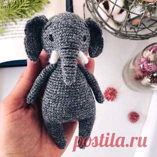 Слон с ладошку амигуруми. Схемы и описания для вязания игрушек крючком! Бесплатный мастер-класс от Кристины @bumbee_crochet по вязанию слона с ладошку. Высота вязаной крючком игрушки примерно 14 см. Для изготовления такого…