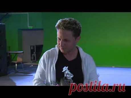 Репетиция в студии Cinevilla в Юрмале за несколько дней до начала конкурса &quot;Новая волна 2012&quot;. Поет Брендон Стоун.
Перерыв между репетициями.
На заднем плане вы можете видеть конкурсантов из разных стран.