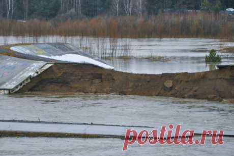 Уровень воды в реке Томь в Новокузнецке снизился до 440 сантиметров. До опасной отметки остается 190 сантиметров.