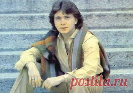 Pupo - Э́нцо Гина́цци (итал. Enzo Ghinazzi), более известный под псевдонимом Пупо
