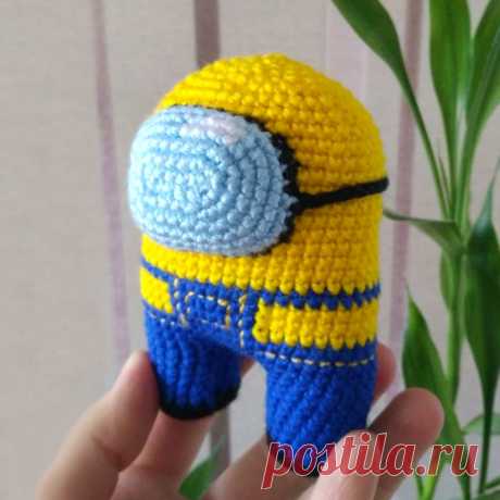 PDF Among Us Миньон крючком. FREE crochet pattern; Аmigurumi toy patterns. Амигуруми схемы и описания на русском. Вязаные игрушки и поделки своими руками #amimore - персонаж из игры Among Us в костюме миньона, Амонг Ас, маленький космонавт, астронавт, брелок.