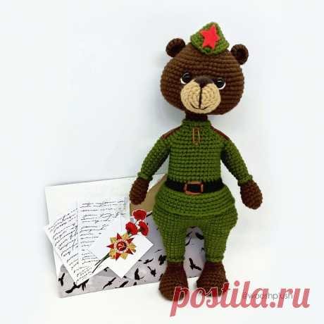 PDF Рядовой Мишуткин крючком. FREE crochet pattern; Аmigurumi animal patterns. Амигуруми схемы и описания на русском. Вязаные игрушки и поделки своими руками #amimore - медведь к 9 мая, медвежонок к 23 февраля, мишка в форма солдата.