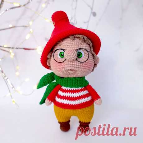 PDF Гном Жорик крючком. FREE crochet pattern; Аmigurumi doll patterns. Амигуруми схемы и описания на русском. Вязаные игрушки и поделки своими руками #amimore - гном в колпачке, гномик в шарфике, кукла, куколка, пупс.