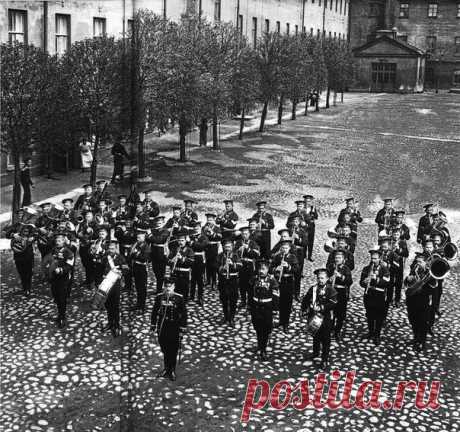 Оркестр Морского гвардейского экипажа на плацу перед выходом на парад. 1912 / Историческая справка