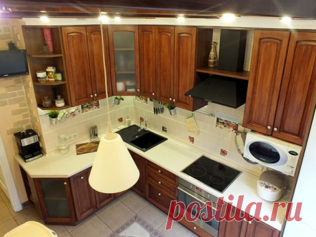Классическая кухня из массива 10 кв.метров с потолочными балками