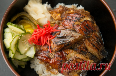 Донбури - японское блюдо с рисом, которое готовят из рыбы, мяса, овощей или других ингредиентов.