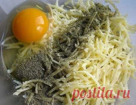 Запеканка из тертого картофеля с сыром и чесноком

Это блюдо стало одним из моих любимых еще в детстве и до сих пор им остается. Им часто угощала меня сестра, когда я приезжала к ней в гости. Разница в возрасте у нас довольно большая, и поэтому когда я только начала интересоваться кулинарными премудростями, сестра была уже опытной хозяйкой. У неё я переняла рецепт этой замечательной запеканки с возбуждающим аппетит чесночным ароматом.

Такой картофельной запеканкой можно л...