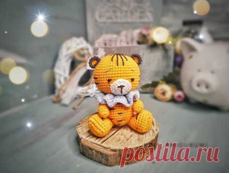 PDF Тигрёнок крючком. FREE crochet pattern; Аmigurumi animal patterns. Амигуруми схемы и описания на русском. Вязаные игрушки и поделки своими руками #amimore - тигр, маленький тигрёнок, котик, кот, кошечка, кошка, котенок.