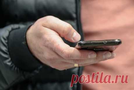 Названы способы вычислить слежку через камеру смартфона. Существует несколько способов вычислить и прекратить слежку через камеру смартфона. Об этом агентству «Прайм» рассказал доцент кафедры информатики РЭУ им. Г. В. Плеханова Александр Тимофеев. По его словам, первым делом нужно посмотреть, есть ли у скачиваемых приложений доступ к камере.