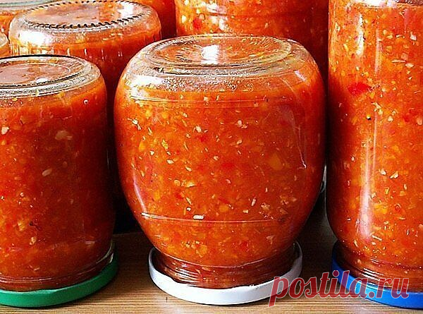 Аджика: 17 рецептов на любой вкус 

Рецепт №1
5 кг помидоров, 1 кг сладкого перца, 16 штук горького перца, 300 г чеснока, 0,5 кг хрена, 1 стак. соли, 2 стак. уксуса, 2 стак. сахара.
Все перемолоть на мясорубке, включая семечки из перца (в нем обрезаются только хвостики и внутри он не вычищается), добавить сахар, соль, уксус, дать постоять минут 50, разлить по бутылкам. Кипятить не нужно. Хранится хорошо в бутылках без холодильника.

Рецепт №2
200 г чеснока, 4 палочки хрена...