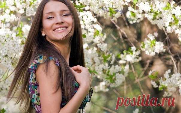 Спасибо тем, кто верил и любил!
Кто был в моей судьбе, а не казался…
Кто просто так, хоть изредка, звонил…
Кто в памяти моей навек остался
Лучом тепла. Кто в горе не ушёл
Показать полностью…