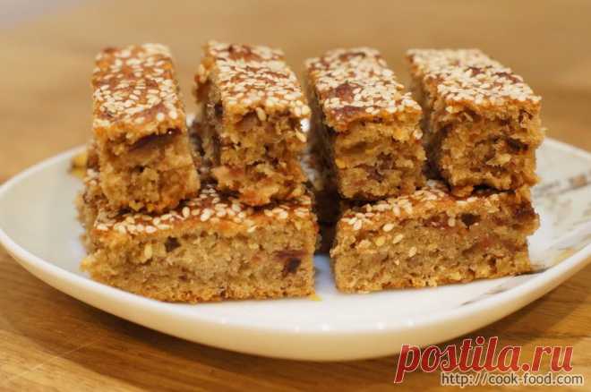 Вкусный пирог без сахара и яиц: с финиками, бананом, кунжутом.