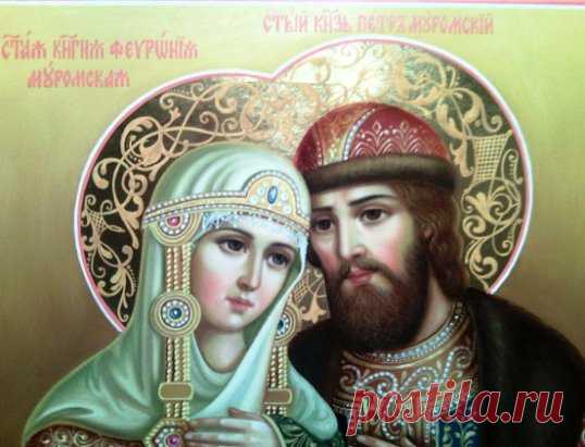 ПЁТР И ФЕВРОНИЯ МУРОМСКИЕ
Стихи священника Леонида Сафронова
Наказан проказою муромский князь,
Хоть в бане семь раз на неделе.
Но эта зараза, как чёрная грязь,
Присохла на княжеском теле.
Сей грязи не смоешь ни коей водой.
Задумался муромский князь молодой.
Всю ночь напролёт пред иконами гнязь,
Забыв про роскошное ложе,
В глубоком смирении молится князь:
«Прости меня, Господи Боже!
За то, что Тобою мне данный народ
Делил на простой я и княжеский род».
И в чудном виденьи явилась ему
Феврония