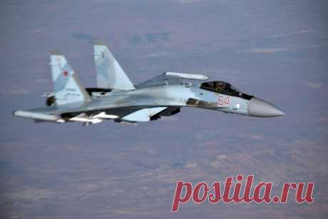 Су-35С эскортировал борт президента России с целым арсеналом новых и старых ракет — Naked Science Крайне любопытная фотография, демонстрирующая один из вариантов подвески вооружений для нового истребителя Су-35С. Как можно видеть, самолет несет по меньшей мере три принципиально разных типа ракет.