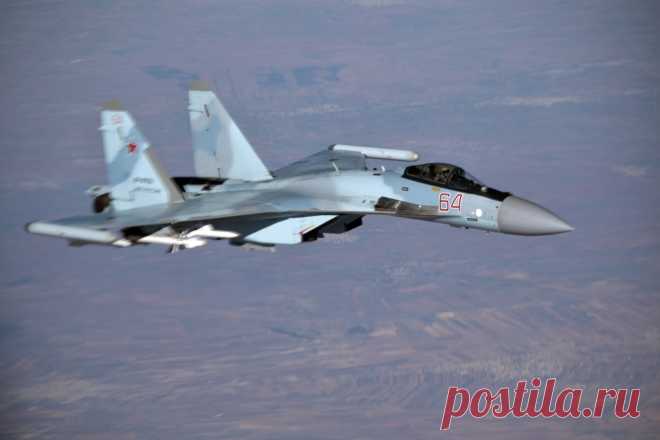 Су-35С эскортировал борт президента России с целым арсеналом новых и старых ракет — Naked Science Крайне любопытная фотография, демонстрирующая один из вариантов подвески вооружений для нового истребителя Су-35С. Как можно видеть, самолет несет по меньшей мере три принципиально разных типа ракет.