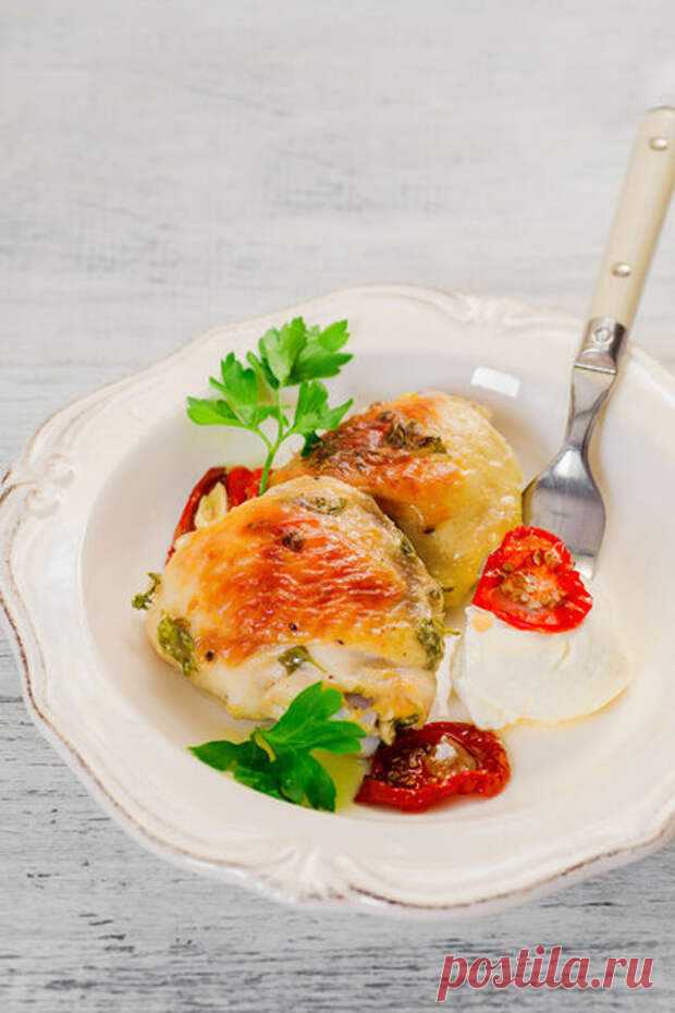Курица в йогурте (в духовке) - БУДЕТ ВКУСНО! - медиаплатформа МирТесен Сегодня предлагаю Вам рецепт диетической курицы в йогуртовом маринаде.Рецепт подойдет и для диеты, и для детей (снимите зажаристую кожицу), и для быстрого обеда или ужина. ИНГРЕДИЕНТЫ куриные голени, бедра 6 шт (600-700 г) натуральный йогурт (можно заменить нежирной сметаной) 250 мл чеснок