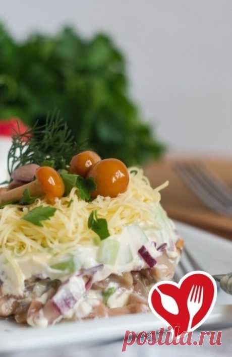 СЛОЁНЫЙ САЛАТ С ГРИБАМИ И АВОКАДО
🥑🥑🥑🥑🥑🥑🥑🥑

Легкий пикантный порционный салат! Это слоеное блюдо визуально напоминает небольшую полянку с грибочками. Сам салат - великолепен!
 
Ингредиенты:
Маринованные грибы (ассорти) - 100 г
Авокадо - 60-80 г
Красный лук - 20 г
Майонез - 3-4 ст.л.
Свежий огурец (некрупный) - 1 шт.
Твердый сыр - 20 г
Соль, перец, зелень - по вкусу

Приготовление:
1.Авокадо промойте, разрежьте вдоль пополам, выньте косточку, а мякоть аккуратно вынь...